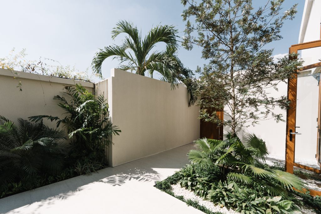 Sunroom garden courtyard with stone path