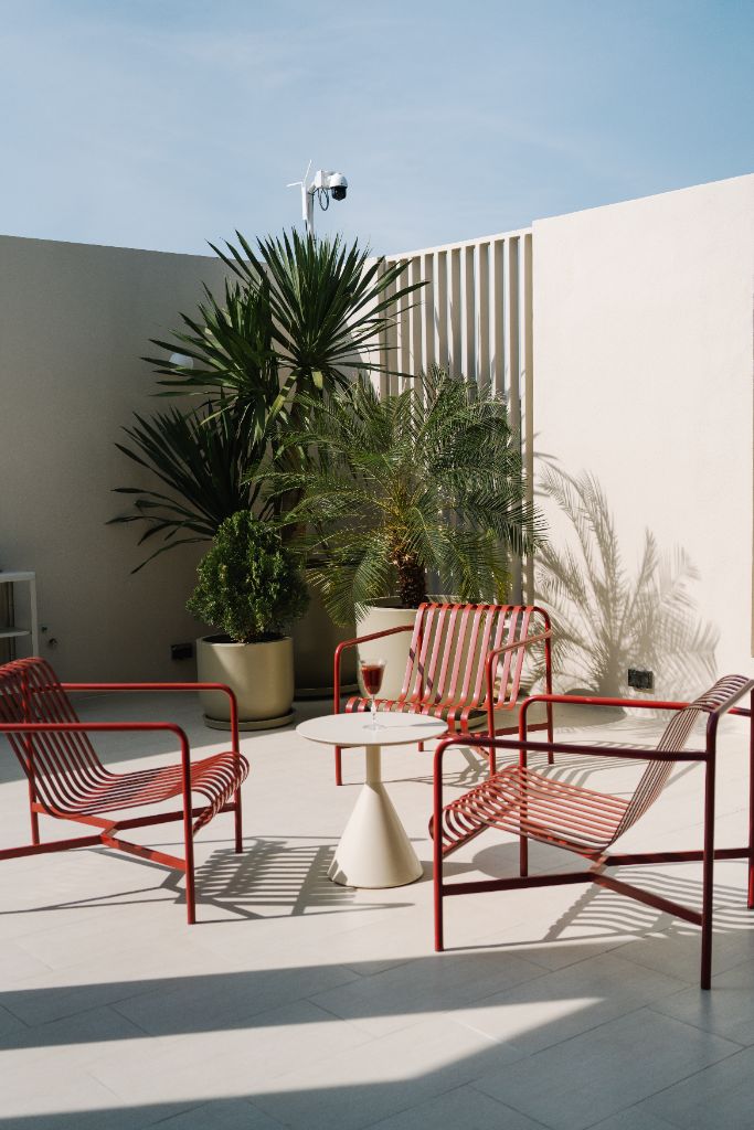 Sunroom red outdoor patio chairs